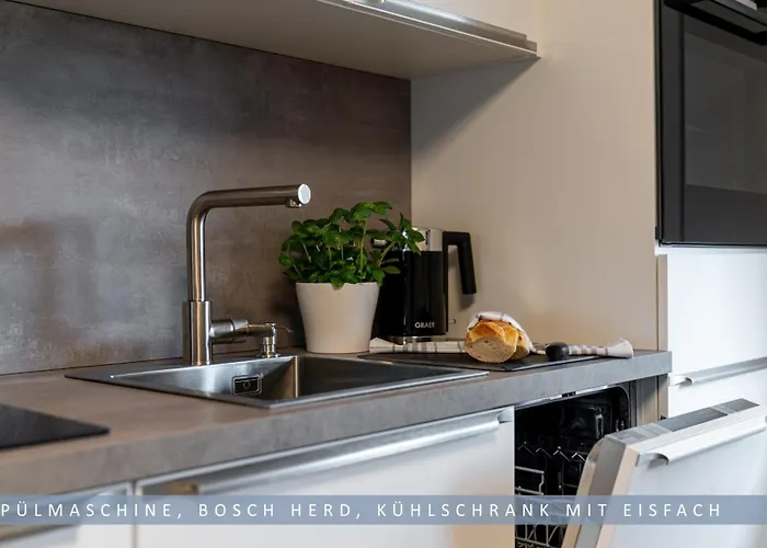 Apartment Leinetal - Bester Schlafkomfort In Hochwertiger Hotelbettwaesche, 3 Zimmer - Grosse Kueche, Duschbad & Parkplatz