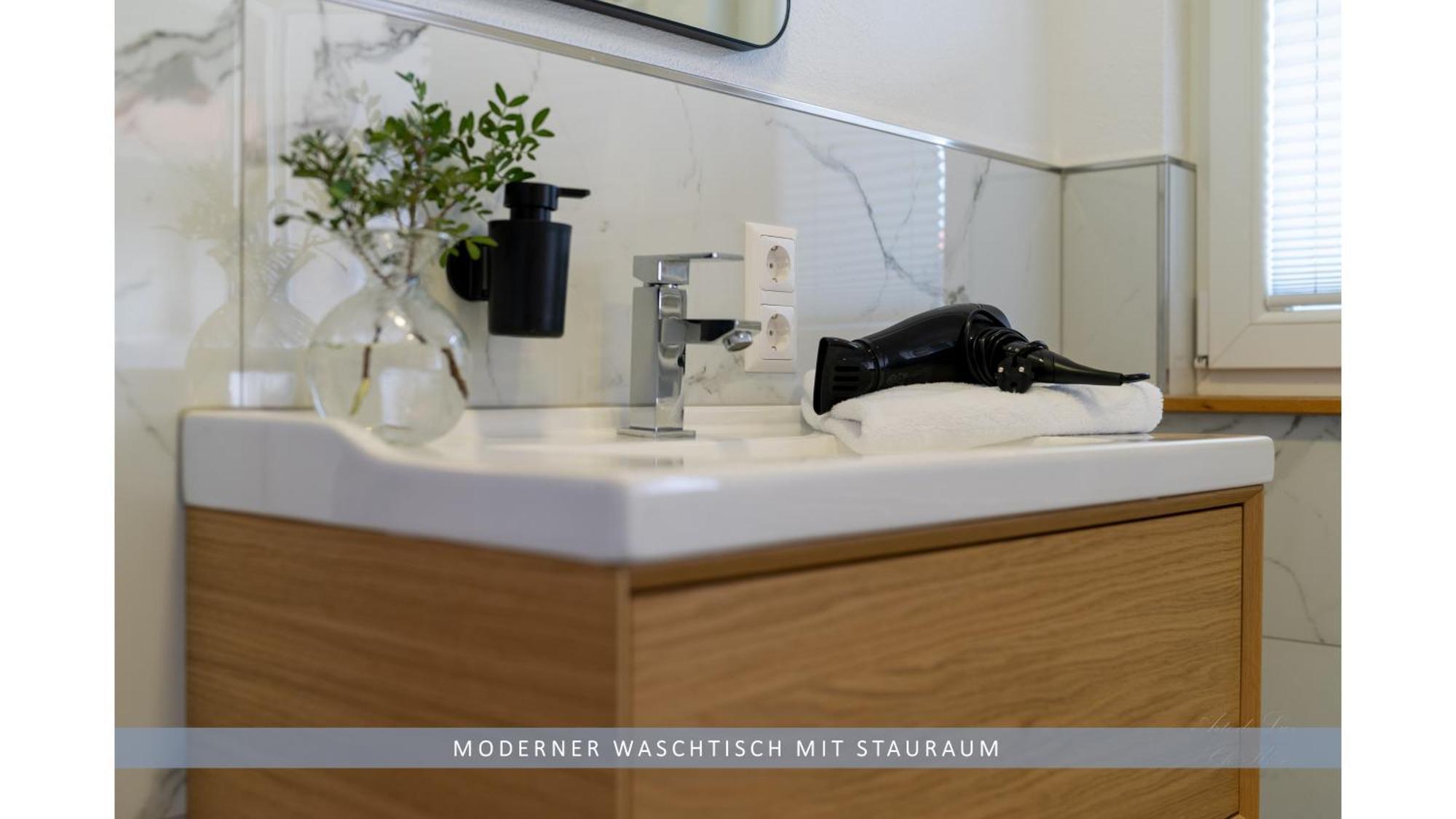 Leinetal - Bester Schlafkomfort In Hochwertiger Hotelbettwaesche, 3 - Grosse Kueche, Duschbad & Parkplatz Apartment *